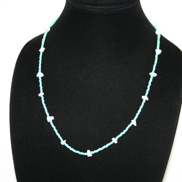 Beautiful NWOT Turquoise glass and Howlite necklace - Picture 4 of 5
